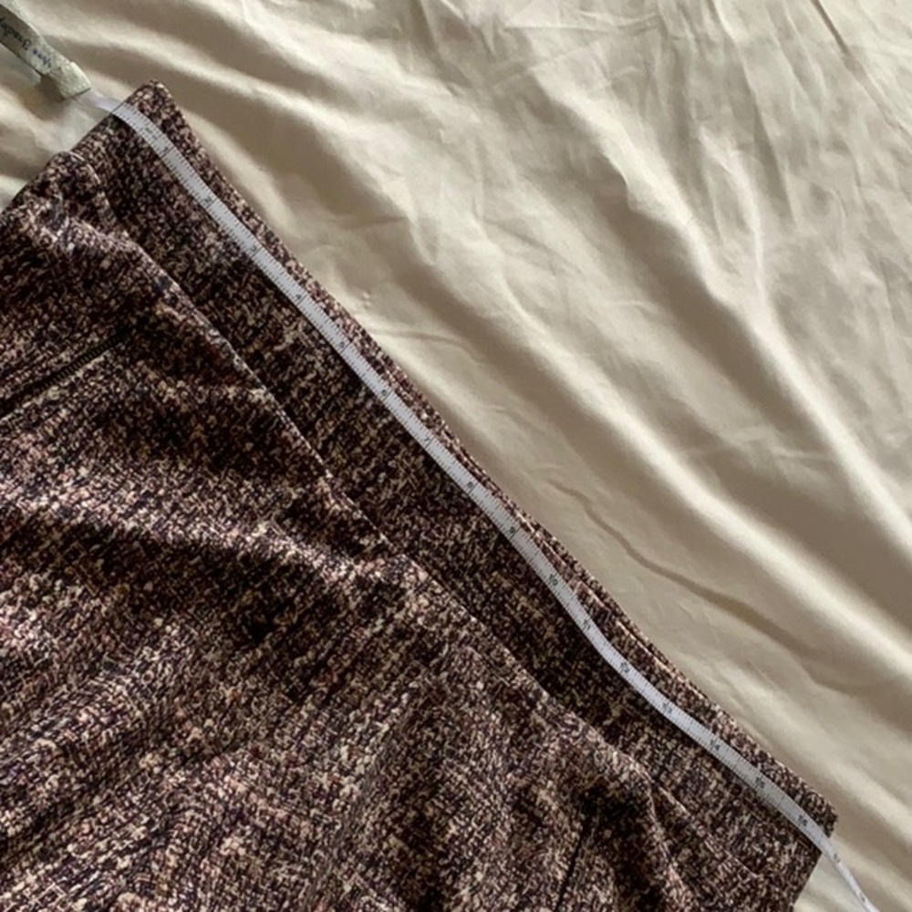 Pant, pocket on each side in the front, a bit of a stretch on the waist &  ankle